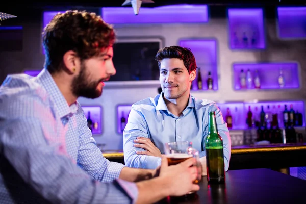 Friends sitting at bar counter — Stock Photo, Image