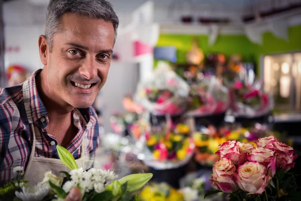 Sorrindo florista masculino na loja de flores — Fotografia de Stock
