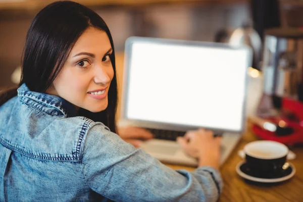 Mulher usando laptop no escritório — Fotografia de Stock