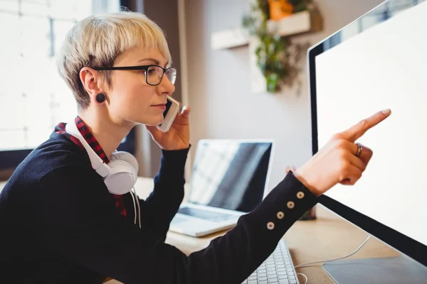 Grafisch ontwerper bespreking van haar werk op mobiele telefoon — Stockfoto