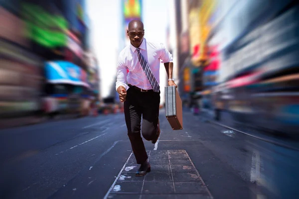 Hombre de negocios corriendo contra la calle borrosa — Foto de Stock