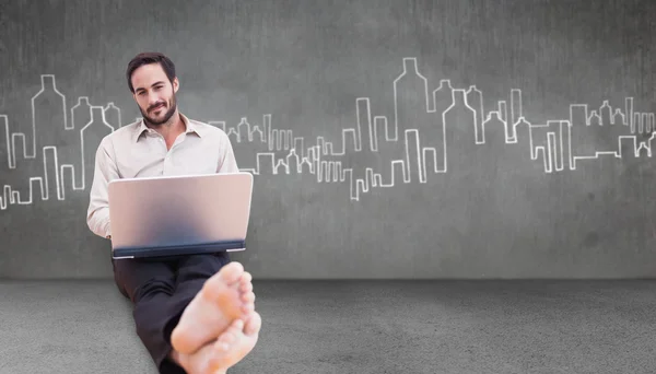 Homem usando laptop — Fotografia de Stock