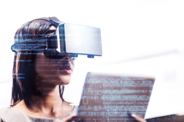 Geschäftsfrau schaut Tablet mit virtueller Brille — Stockfoto