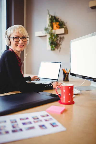 Kvinnlig grafisk designer arbetar — Stockfoto