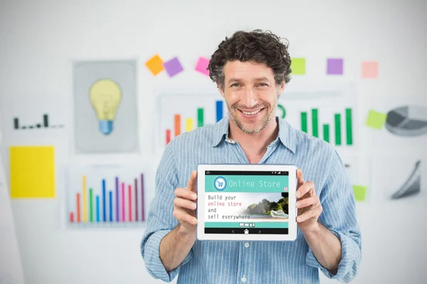 Empresário mostrando tablet digital — Fotografia de Stock