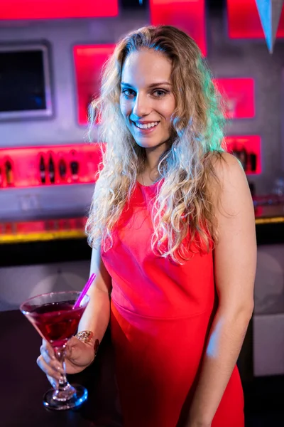 Hermosa mujer sosteniendo copa de cóctel — Foto de Stock