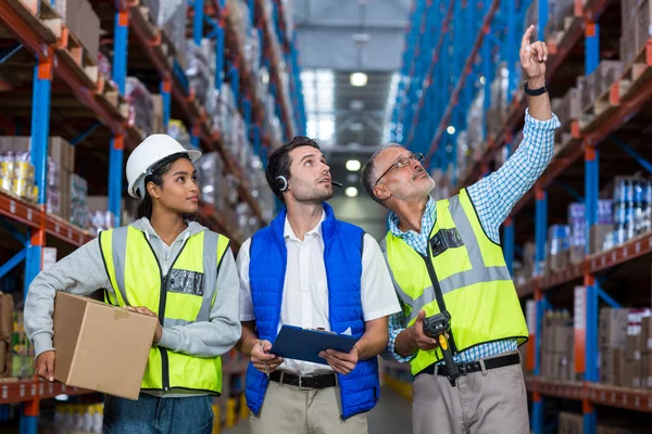 Worker looking up in warehouse — Stock Photo, Image