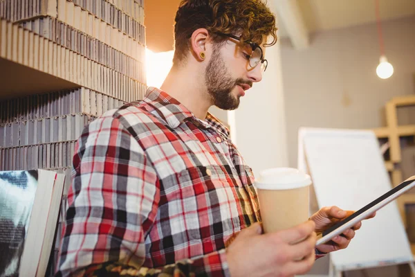 Graphic designer using digital tablet — Stock Photo, Image