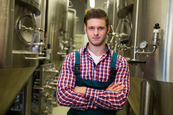 Brewer med armar korsade på bryggeri — Stockfoto