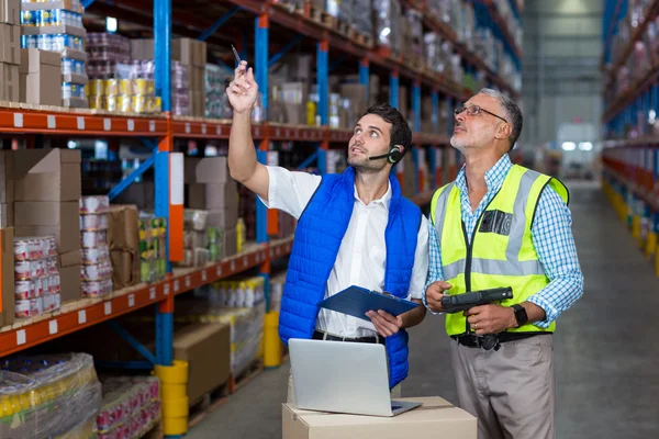 Colega trabalhador olhando para cima — Fotografia de Stock