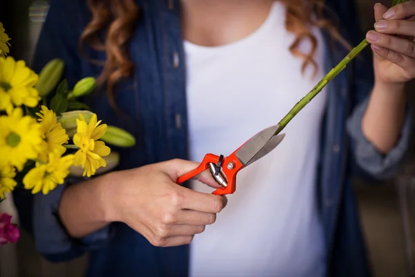 Vrouwelijke bloemist bloemboeket voorbereiden — Stockfoto