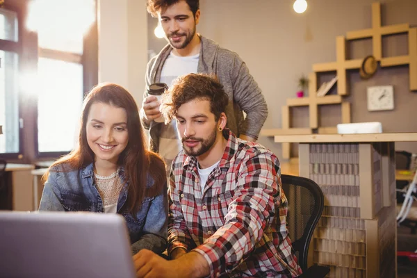 Grafisk formgivare använder laptop med hans medarbetare — Stockfoto