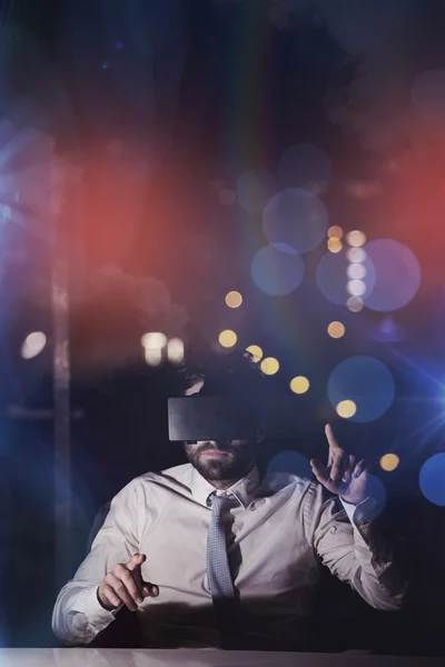 Людина використовує пристрій віртуальної реальності — стокове фото