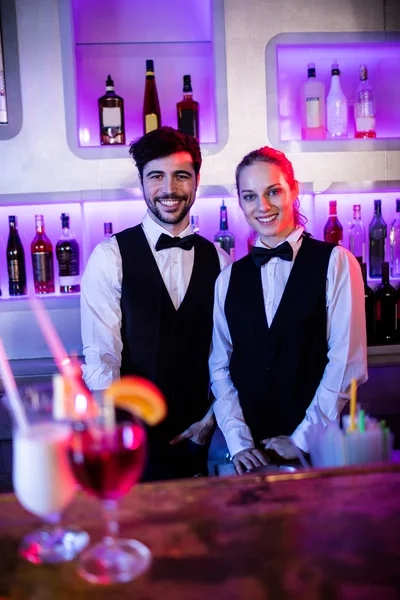 Camarero y camarera sonriendo — Foto de Stock