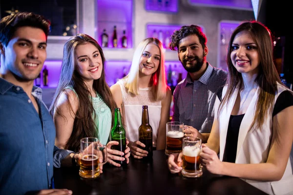 Amici che tengono bottiglia di birra e bicchiere di birra — Foto Stock