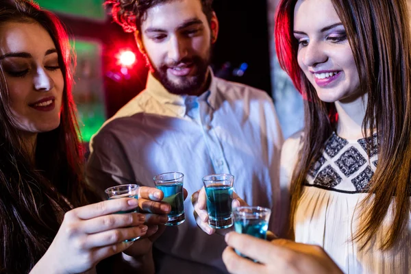 Vänner rosta tequila snapsglas — Stockfoto