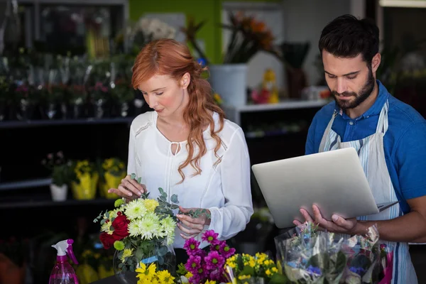 Mujer preparando ramo de flores —  Fotos de Stock