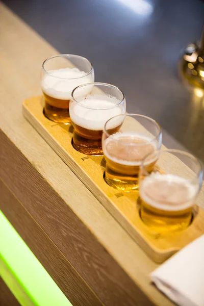 Primo piano di bicchieri di birra sul bancone — Foto Stock