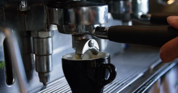 Camarero haciendo una taza de café en el restaurante — Vídeo de stock