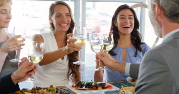 ビジネスマンやワインのグラスを乾杯の同僚 — ストック動画