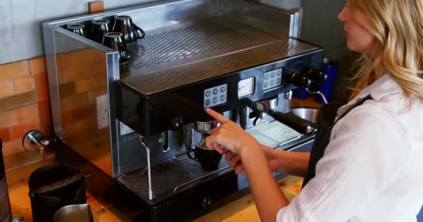 Официантка делает кофе в ресторане — стоковое видео