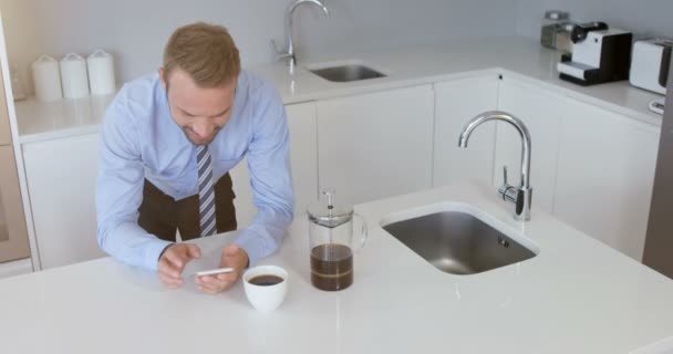 Homem de negócios usando smartphone — Vídeo de Stock