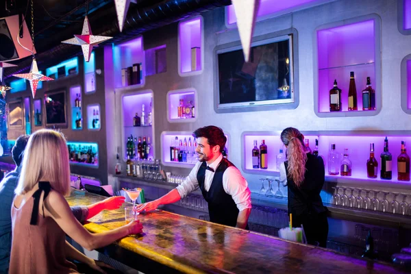 Waiter serving cocktail — Stock Photo, Image