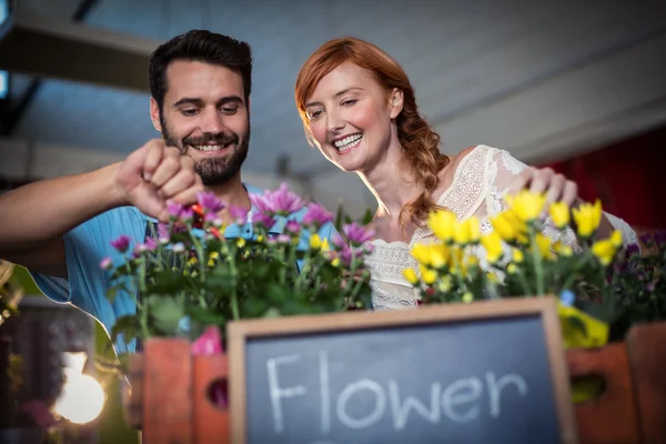 Paar bereitet Blumenstrauß vor — Stockfoto