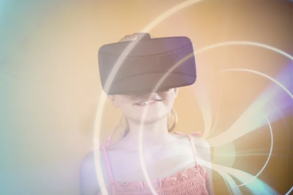 Mädchen mit Virtual-Reality-Gerät — Stockfoto
