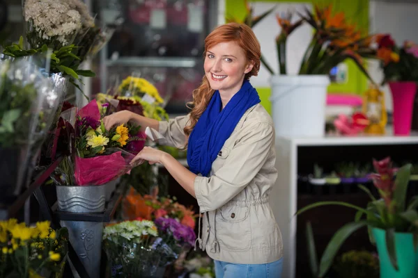 Floristería femenina arreglando ramo de flores —  Fotos de Stock