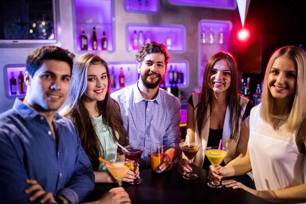 Przyjaciele po koktajlu w barze licznik — Zdjęcie stockowe