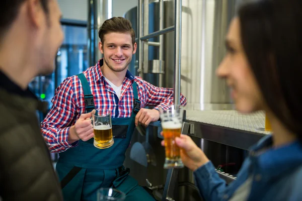 Cervejarias testando cerveja na fábrica de cervejarias — Fotografia de Stock