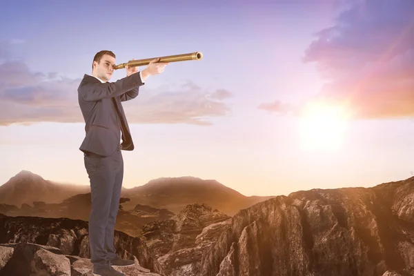 Empresario mirando a través del telescopio — Foto de Stock