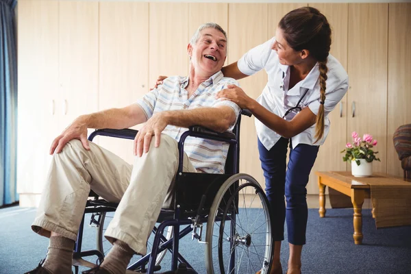 Felice infermiera sorridente al suo paziente — Foto Stock