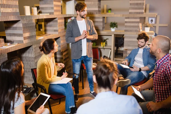 Colleagues having discussion — Stock Photo, Image