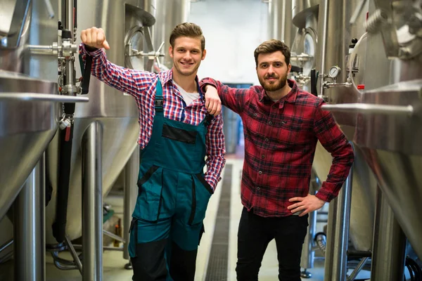 Brauer mit verschränkten Armen bei Brauerei — Stockfoto