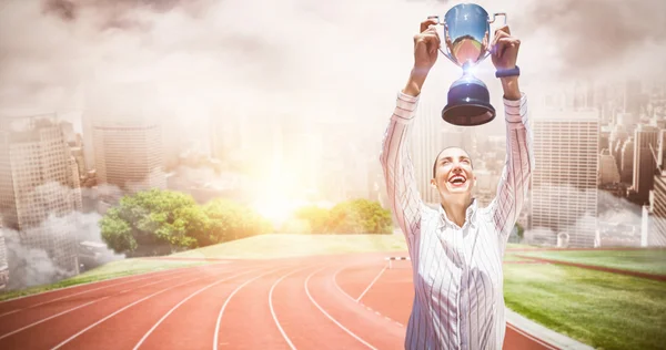 Geschäftsfrau hebt Trophäe — Stockfoto