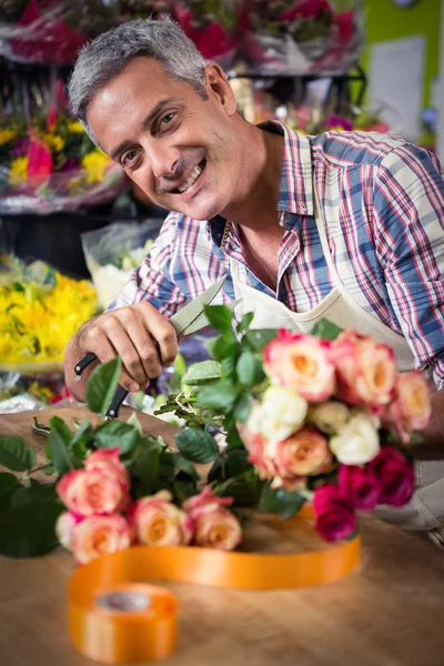 Florista masculino preparando buquê de flor — Fotografia de Stock