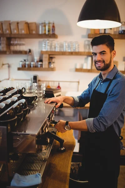 Hombre tomando café de la máquina de café expreso — Foto de Stock