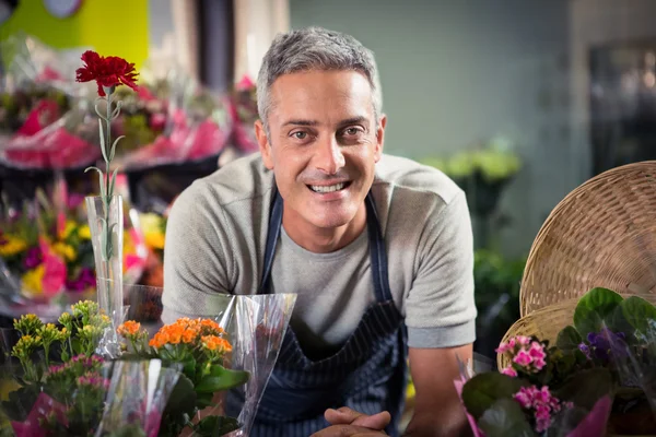 Portret szczęśliwy mężczyzna Kwiaciarnia — Zdjęcie stockowe