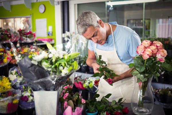 男性の花屋が花を生ける — ストック写真