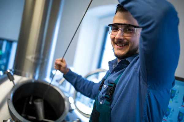 Werken bij brouwerij Brouwer — Stockfoto