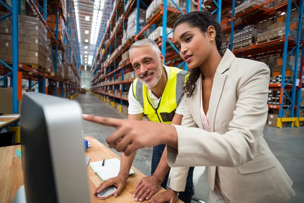 Gerente y trabajador están buscando una computadora — Foto de Stock