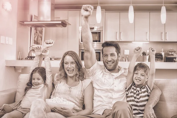 Familia en el sofá viendo la televisión — Foto de Stock