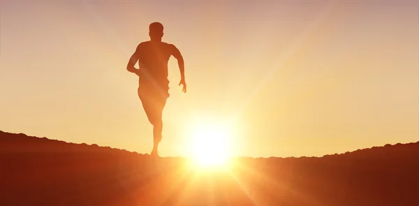 Hombre corriendo contra las nubes —  Fotos de Stock