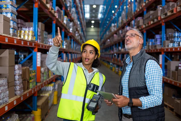 Arbeiterin zeigt ihrem Manager Regale — Stockfoto