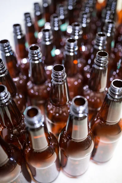 Пустые пивные бутылки на пивоварне — стоковое фото