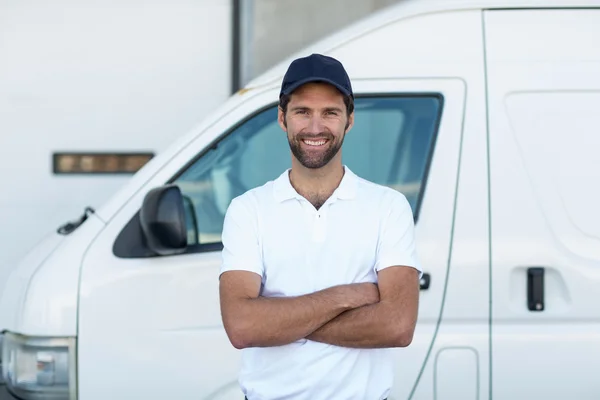 Portret van levering man is poseren met gekruiste armen — Stockfoto