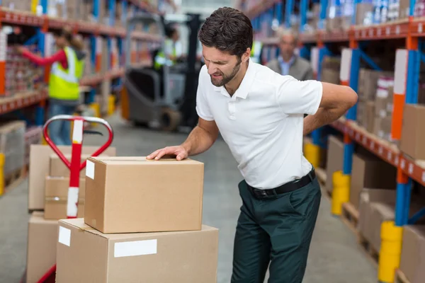 Fokus för arbetstagare att ha en ryggvärk — Stockfoto