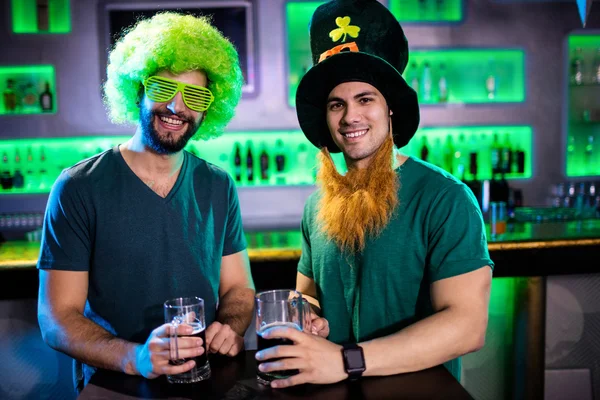 Masculino amigos sorrindo e segurando cerveja canecas — Fotografia de Stock